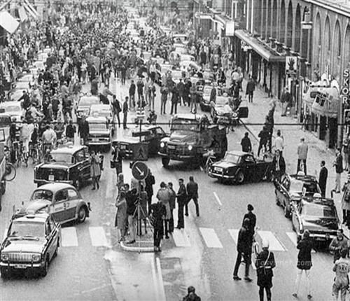 سایه صیرفی پور  : رانندگی  ، تصویری از سال ۱۹۶۷ و اولین روزی که در سوئدقانون تغییر  رانندگی در سمت چپ به سمت راست صورت گرفت و اتومبیل ها سر درگم بودند 