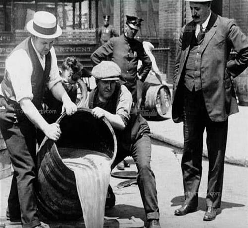 سایه صیرفی پور  : ممنوعیت الکل  ، از بین بردن مشروبات الکلی توسط پلیس شهر شیکاگو در دوران ممنوعیت تجارت الکل در امریکا سال ۱۹۲۳